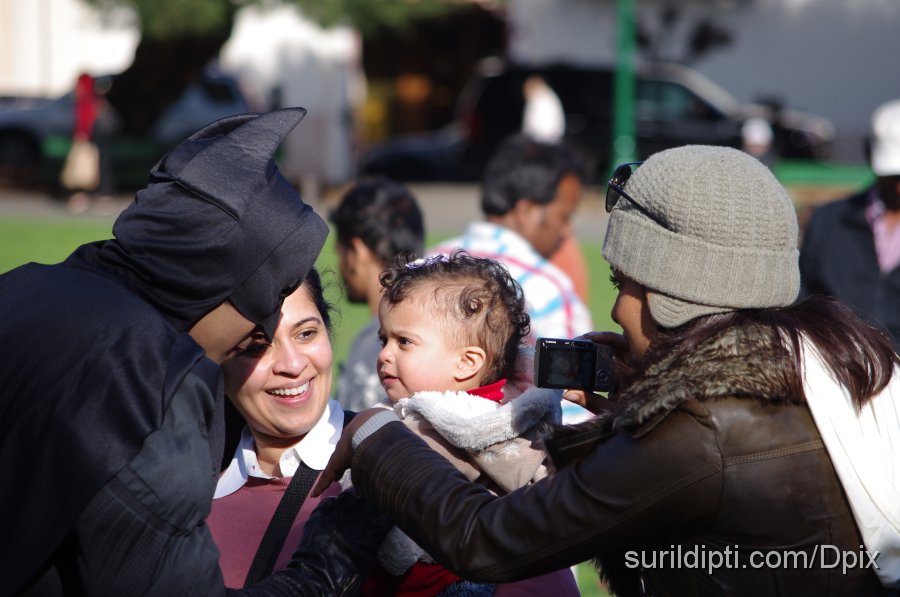 IMGP0130.JPG - The adorable little girl seems just as smitten by Mr. Kapoor as thousands of other girls!!