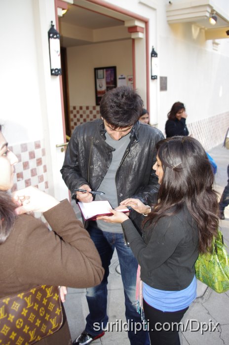 IMGP0163.JPG - Getting an autograph while telling him about the bag of chocolates I put together for him :o)