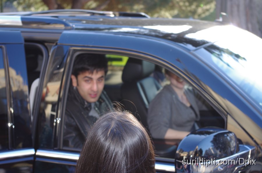 IMGP0171.JPG - Ranbir giving his numbers to his fans :o) hehe..