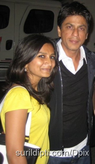 24003_10100123998642645_12413626_54438164_1121607_n.jpg - FINALLY!! Met SRK after 11 hours of waiting outside, while they were shooting for Sajda and the last Basketball scene with "Sam", Kajol's son in the movie.