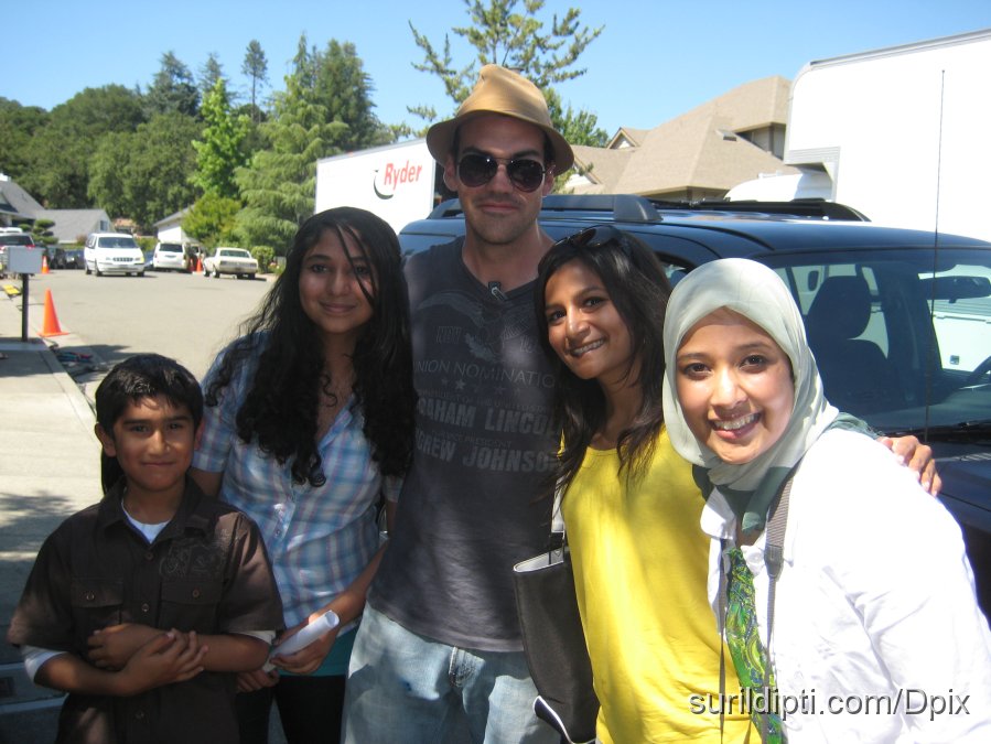 IMG_5836.JPG - Hah.. Killing time with some of the fans and the Production Assistant.