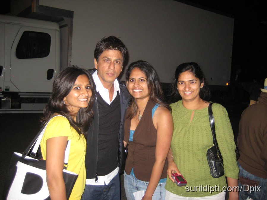 IMG_5847.JPG - Shahrukh with his 3 remaining fans for the night :o)