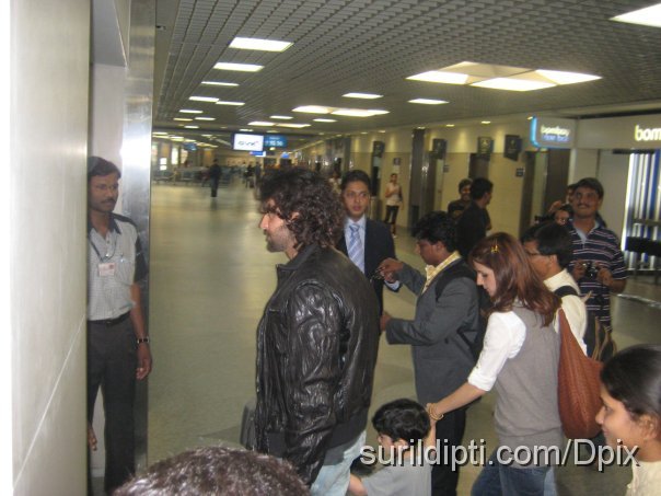24521_10100125554020655_12413626_54484591_2743072_n.jpg - Saw the Roshan family at Bombay airport