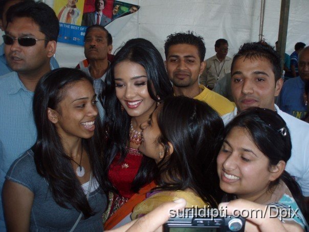 24521_10100125556276135_12413626_54484665_1749806_n.jpg - Fans chatting away!